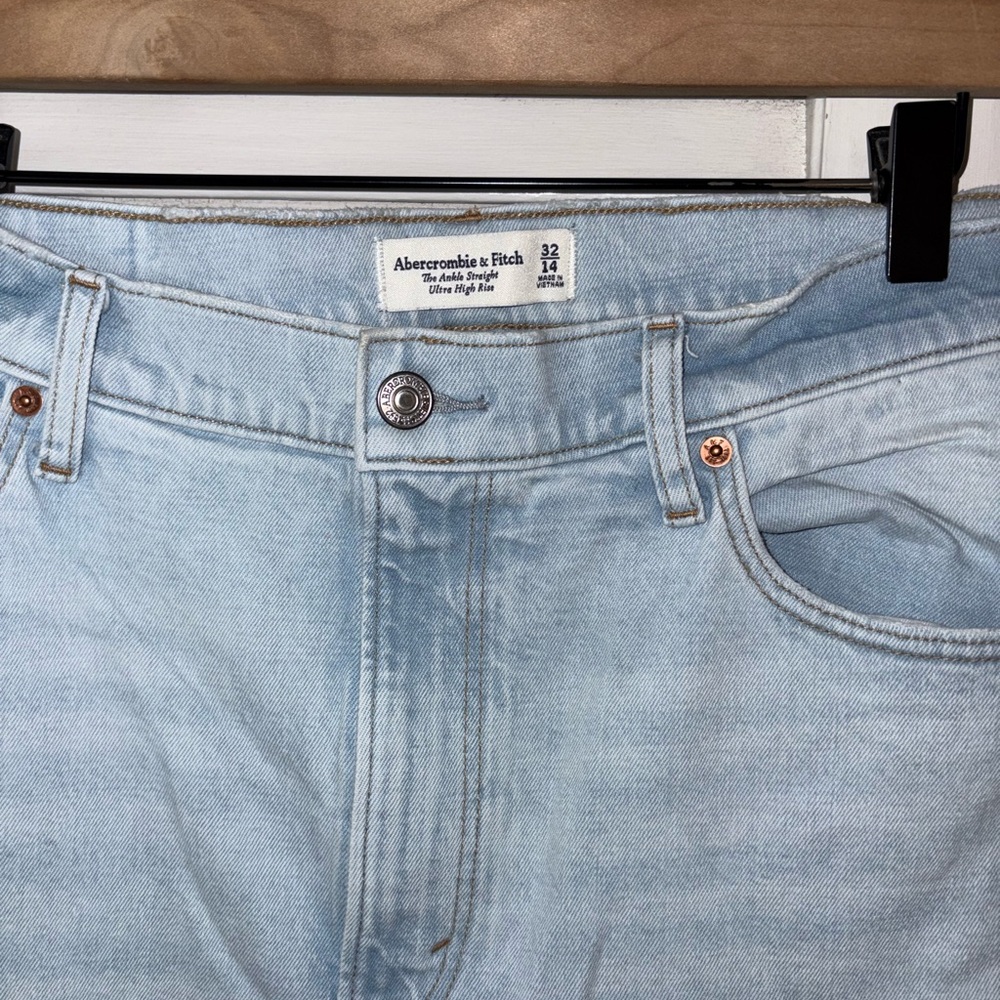Abercrombie Curve Love Ultra High Rise Ankle Straight Jeans 32 Light Wash - Picture 3 of 6